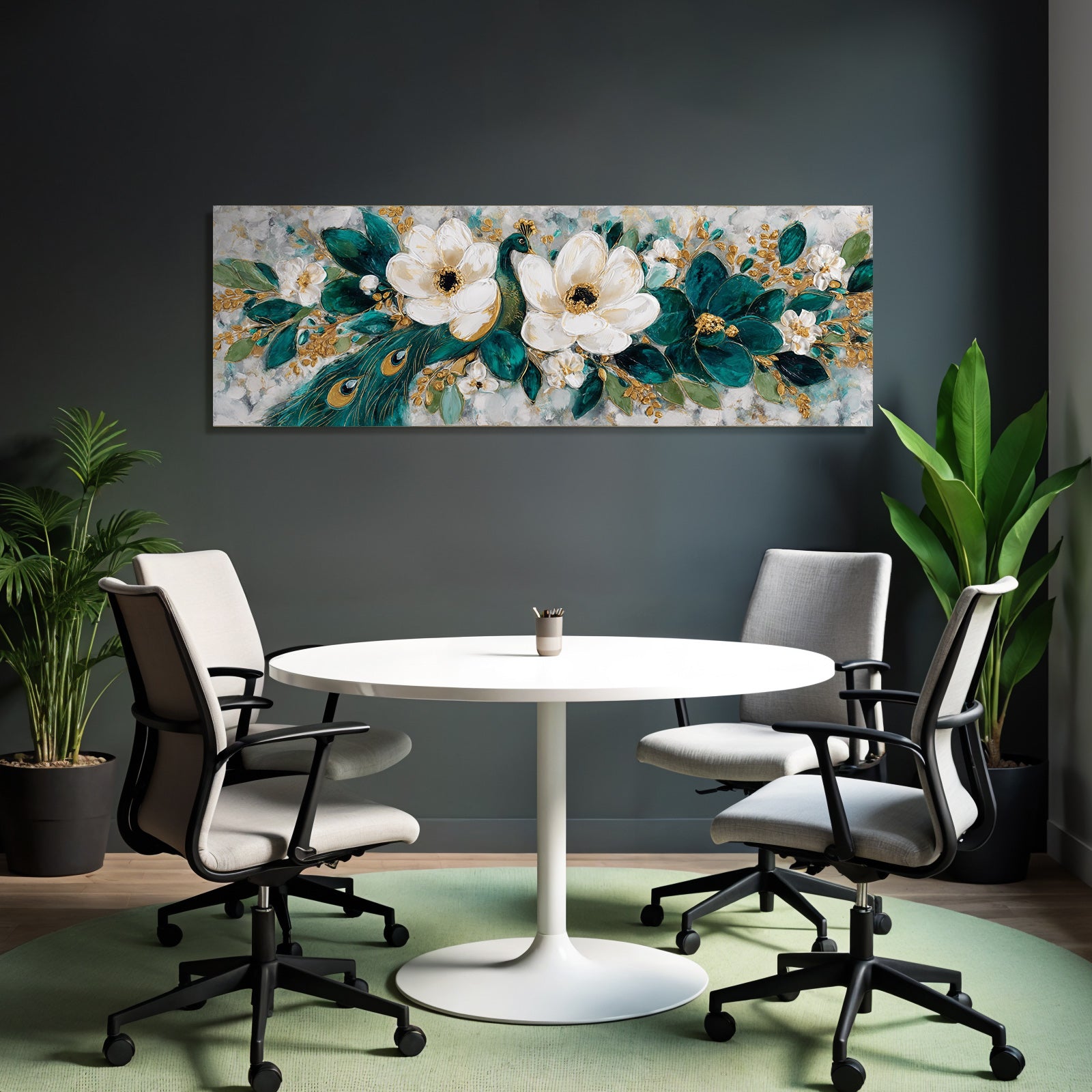 Kuenstlerische Blumenanordnung Und Pfau