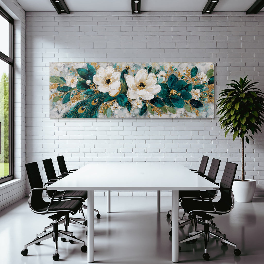 Kuenstlerische Blumenanordnung Und Pfau
