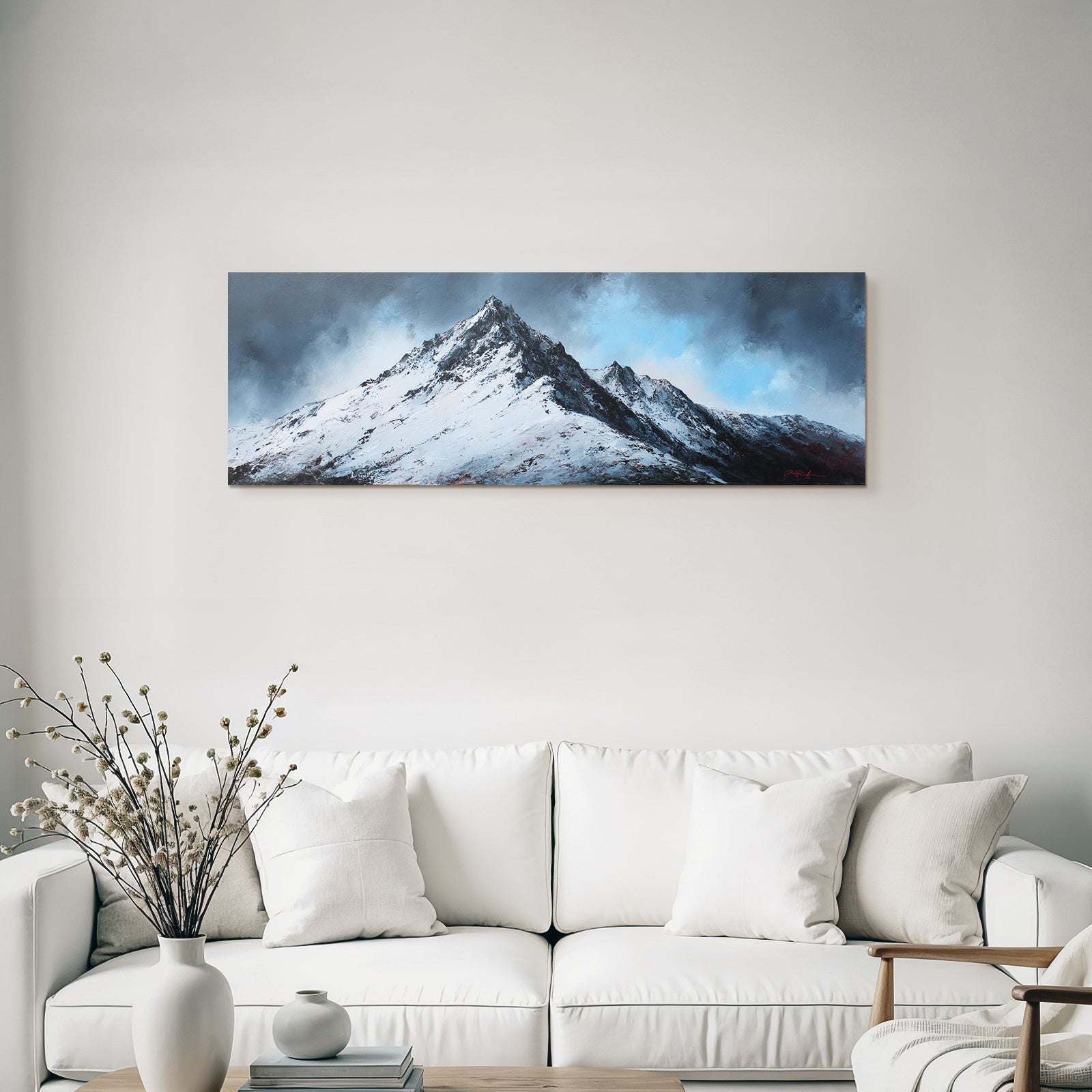 Schneebedeckter Berg Mit Wolken