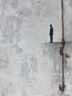  Einsame Figur Vor Wand Ohr Gestochen | Industrial | Einrichtungsstile
