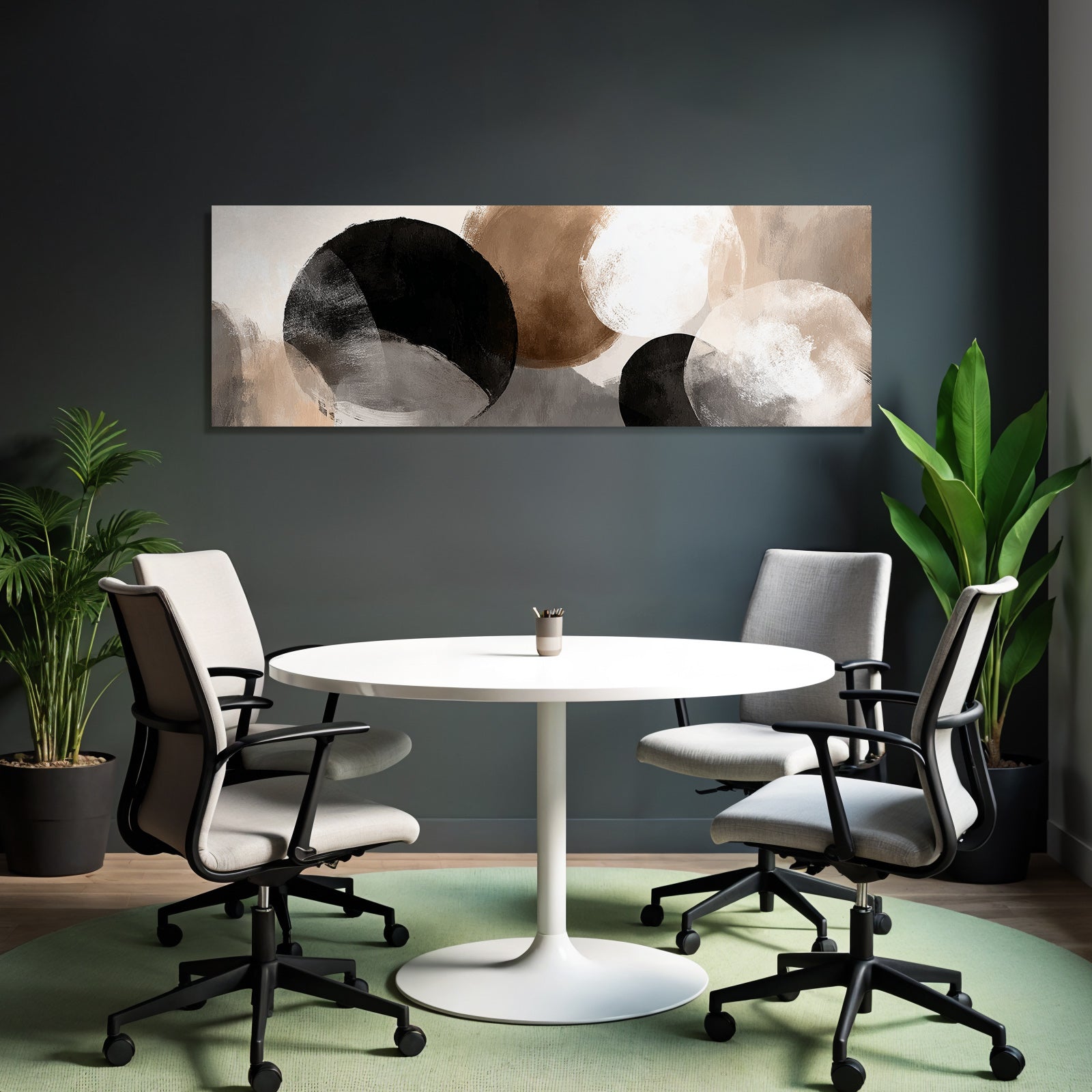 Abstrakte Komposition Mit Kreisformen In Gedaempften Farbtoenen Von Schwarz Weiss Und Beige