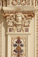 Ornate Architectural Decoration Mit Flora Und Relief Detail | Klassisch | Einrichtungsstile