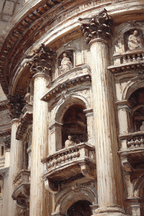 Ornate Architectural Elements Kolonnen Balkone Und Schnitzereien | Klassisch | Einrichtungsstile