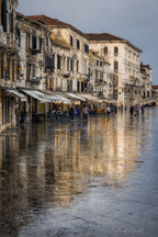 Scenic Europaeische Strasse Mit Cafes Reflektierender Boden Tranquil | Klassisch | Einrichtungsstile