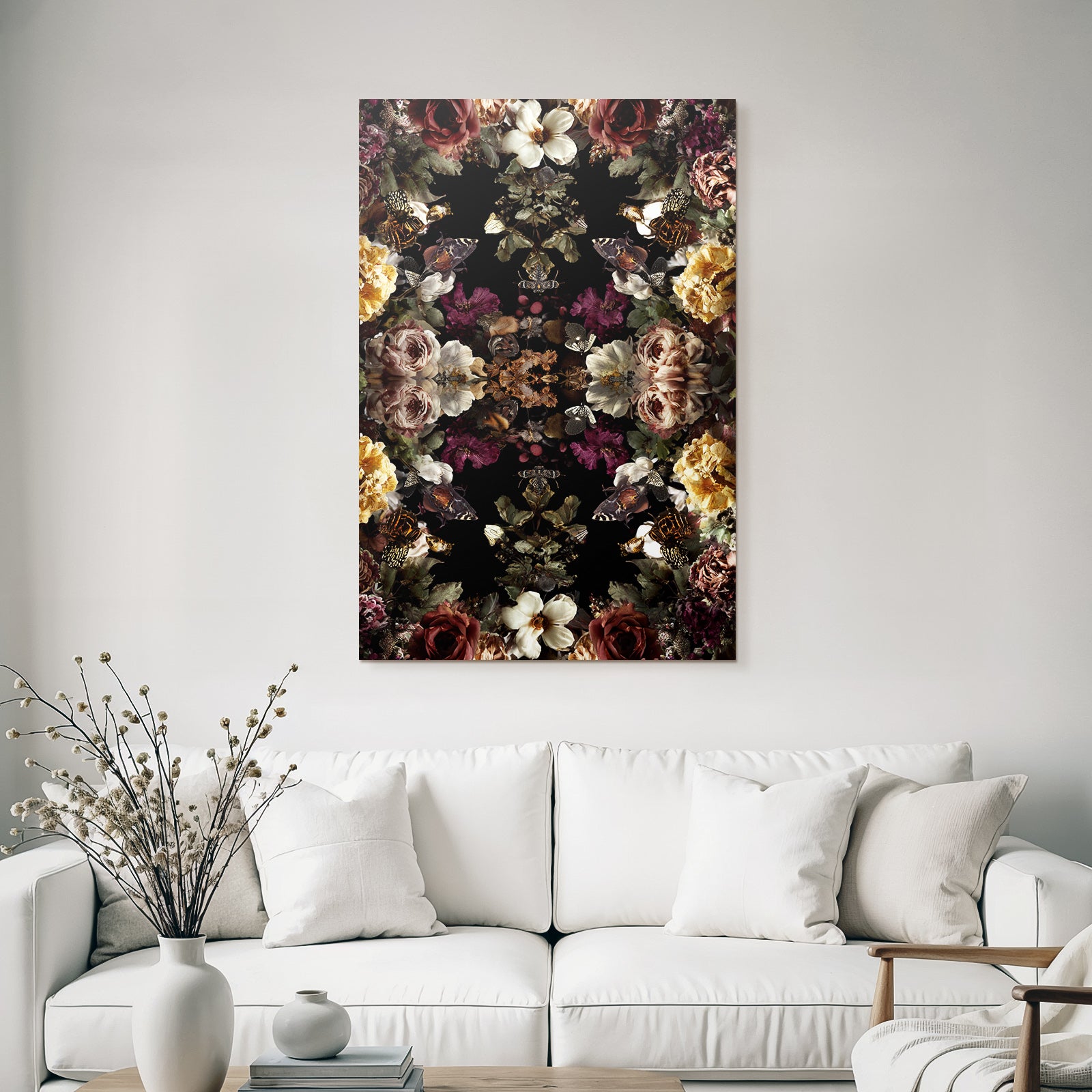 Symmetrisches Blumen Und Schmetterlingsdesign Auf Dunklem Hintergrund