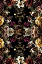 Symmetrisches Blumen Und Schmetterlingsdesign Auf Dunklem Hintergrund | Klassisch | Einrichtungsstile