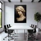 Weibliche Figuren Mit Blumen Und Dunklem Hintergrund