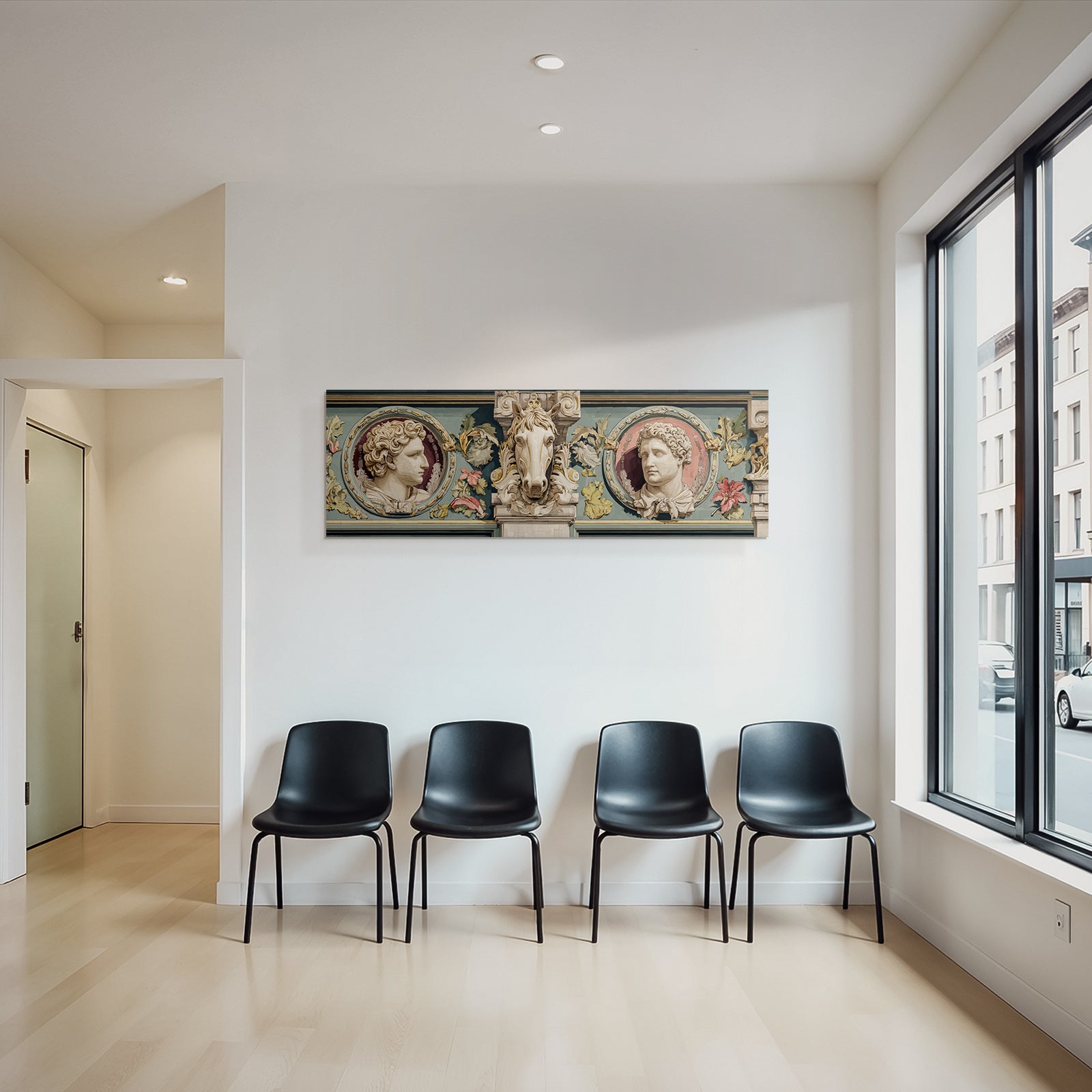 Dekoratives Architektonisches Feature In Schnitzerei Mit Haupten Und Blumen