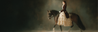 Frau Auf Pferd Elegante Kleidung Mit Vintage Elementen | Klassisch | Einrichtungsstile