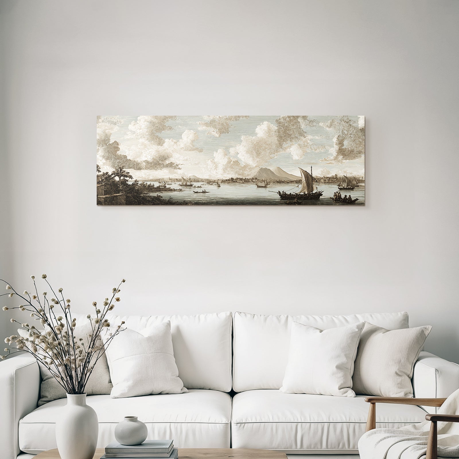 Kuestenlandschaft Mit Schiffen Und Bergen Unter Dramatischem Himmel