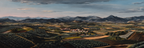 Malerei Der Idyllischen Landlandschaft Mit Bergen Und Dorf | Klassisch | Einrichtungsstile