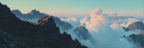 Rugged Mountains Umgeben Von Wolken Mit Drama Und Himmelshueften | Klassisch | Einrichtungsstile