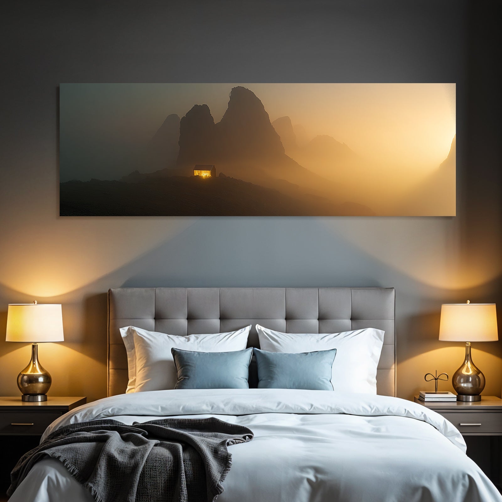 Ruhige Landschaft Mit Huette Und Bergen Im Nebel Goldenes Licht