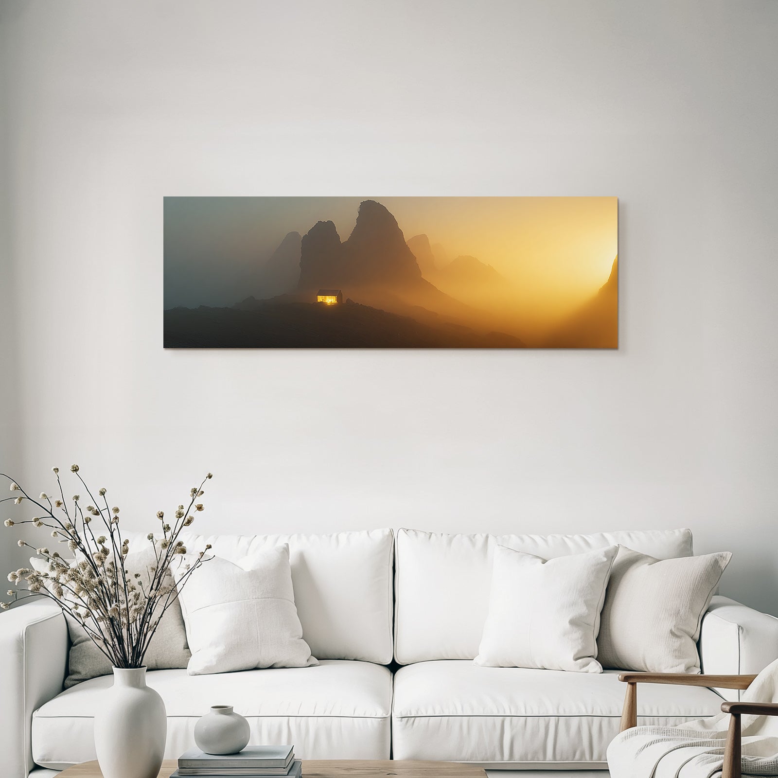 Ruhige Landschaft Mit Huette Und Bergen Im Nebel Goldenes Licht