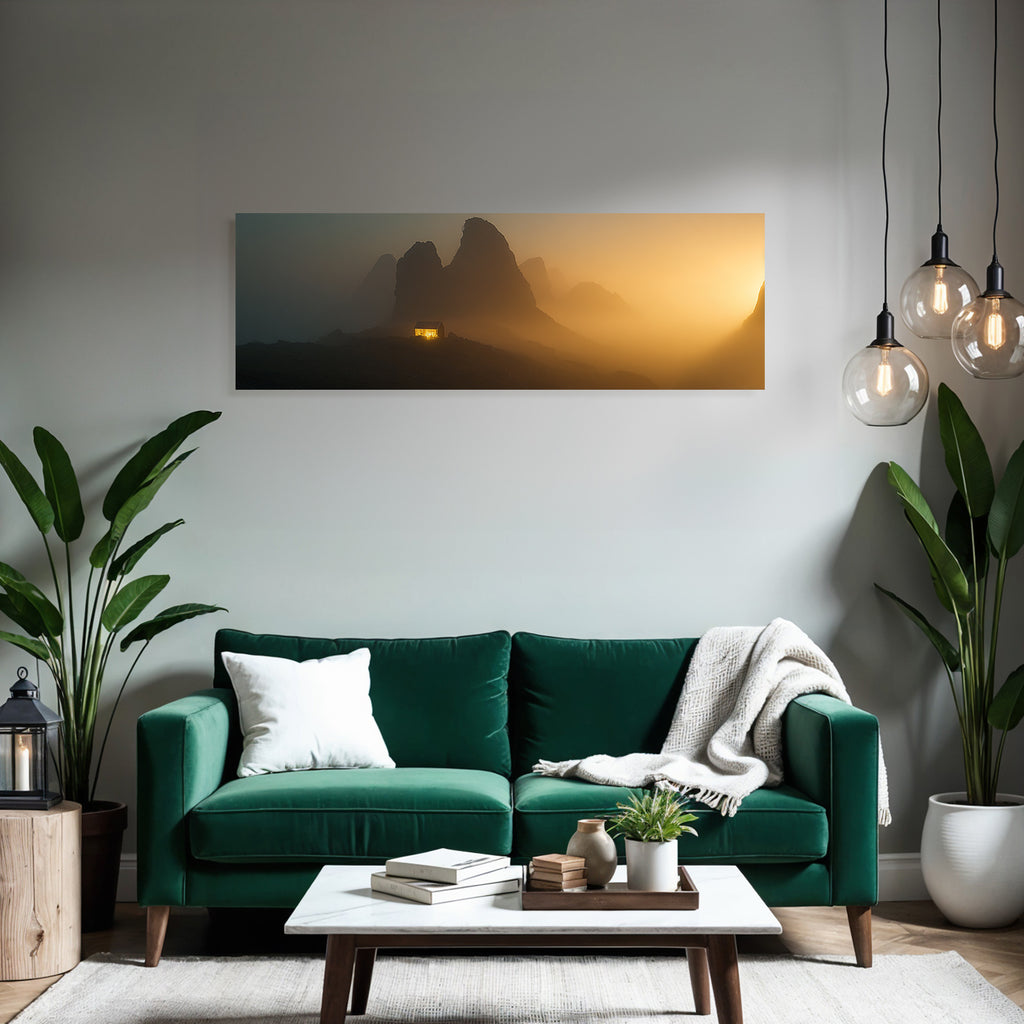 Ruhige Landschaft Mit Huette Und Bergen Im Nebel Goldenes Licht