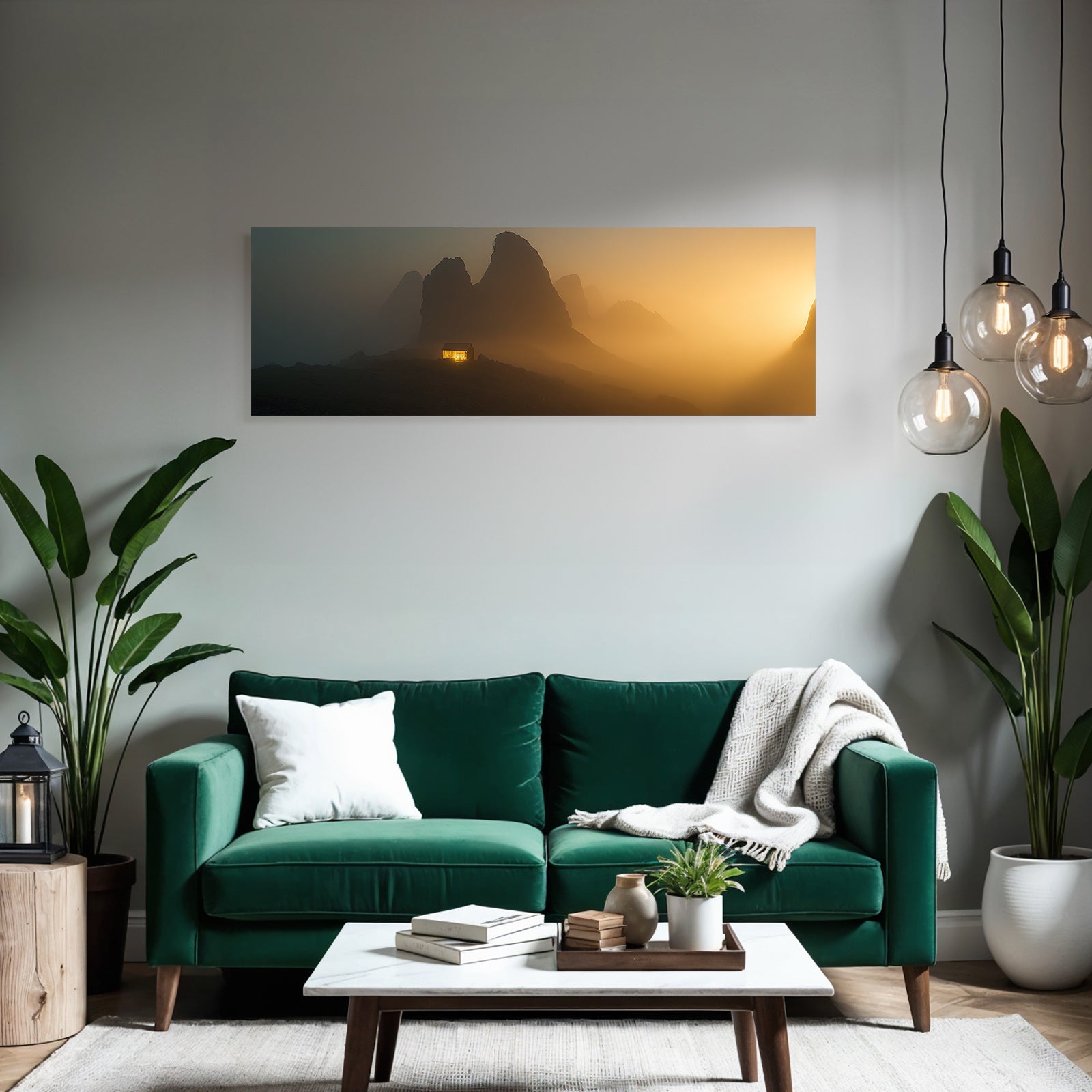 Ruhige Landschaft Mit Huette Und Bergen Im Nebel Goldenes Licht