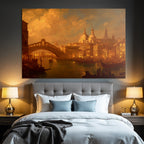 Schoene Wasserfront Mit Bruecke Historischer Architektur Und Boote Unter Goldenem Himmel
