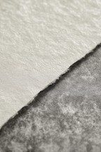 Lichtfarbige Glatte Papier Und Dunkle Texturierte Oberflaeche | Modern Basic | Einrichtungsstile