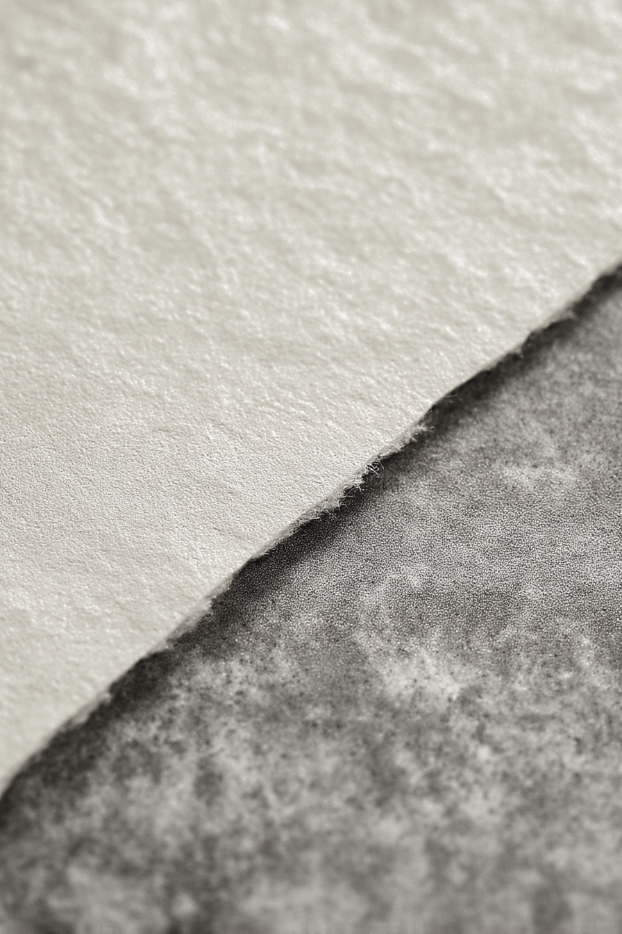 Lichtfarbige Glatte Papier Und Dunkle Texturierte Oberflaeche | Modern Basic | Einrichtungsstile
