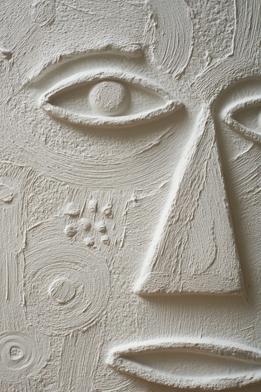 Skandenavisch Skulptur Detail Mit Stilisierten Gesichtszuegen | Skandinavisch | Einrichtungsstile