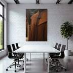 Brauner Mantel Mit Falten Und Dekorativem Broschen