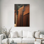 Brauner Mantel Mit Falten Und Dekorativem Broschen