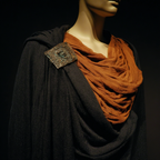 Elegantes Kleid Mit Schichten In Schwarz Und Braun Mit Brosche | Bronze Anthrazit Terrakotta | Farbenwelten