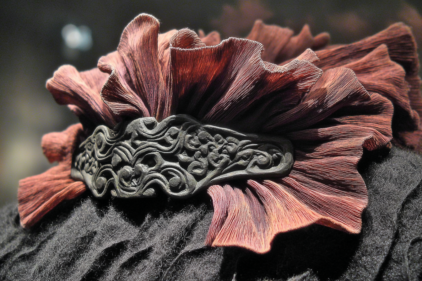 Dekoratives Accessoire Mit Rotem Blumen Element Und Schwarz Orientiertem Band | Bronze Anthrazit Terrakotta | Farbenwelten