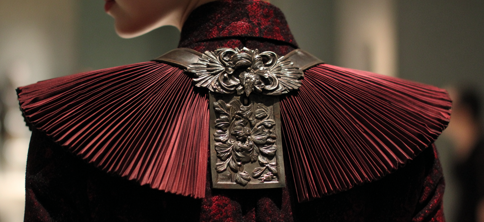 Elaborates Color Pleated Fabric Mit Metallischen Details | Bronze Anthrazit Terrakotta | Farbenwelten