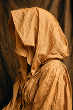 Figur Gestaltete Braune Garderobe Mit Grossen Hemdenkapuze | Gold und Beige | Farbenwelten