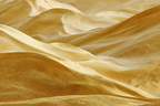 Fliessender Goldener Stoff Mit Metaallackierung | Gold und Beige | Farbenwelten