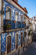 Blau Narrow Street With Azulejos In Portugüse Architecture | Petrol Maritim Delfter Blau | Farbenwelten