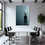 Blau Ruhige Szene Mit Vase Und Pflanze Auf Reflektierender Oberfläche