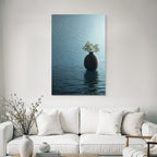Blau Ruhige Szene Mit Vase Und Pflanze Auf Reflektierender Oberfläche