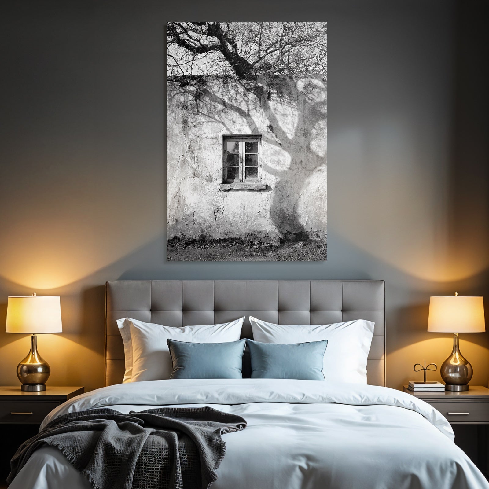 Alte Wettergegerbte Wand Mit Fenster Und Baum Schatten