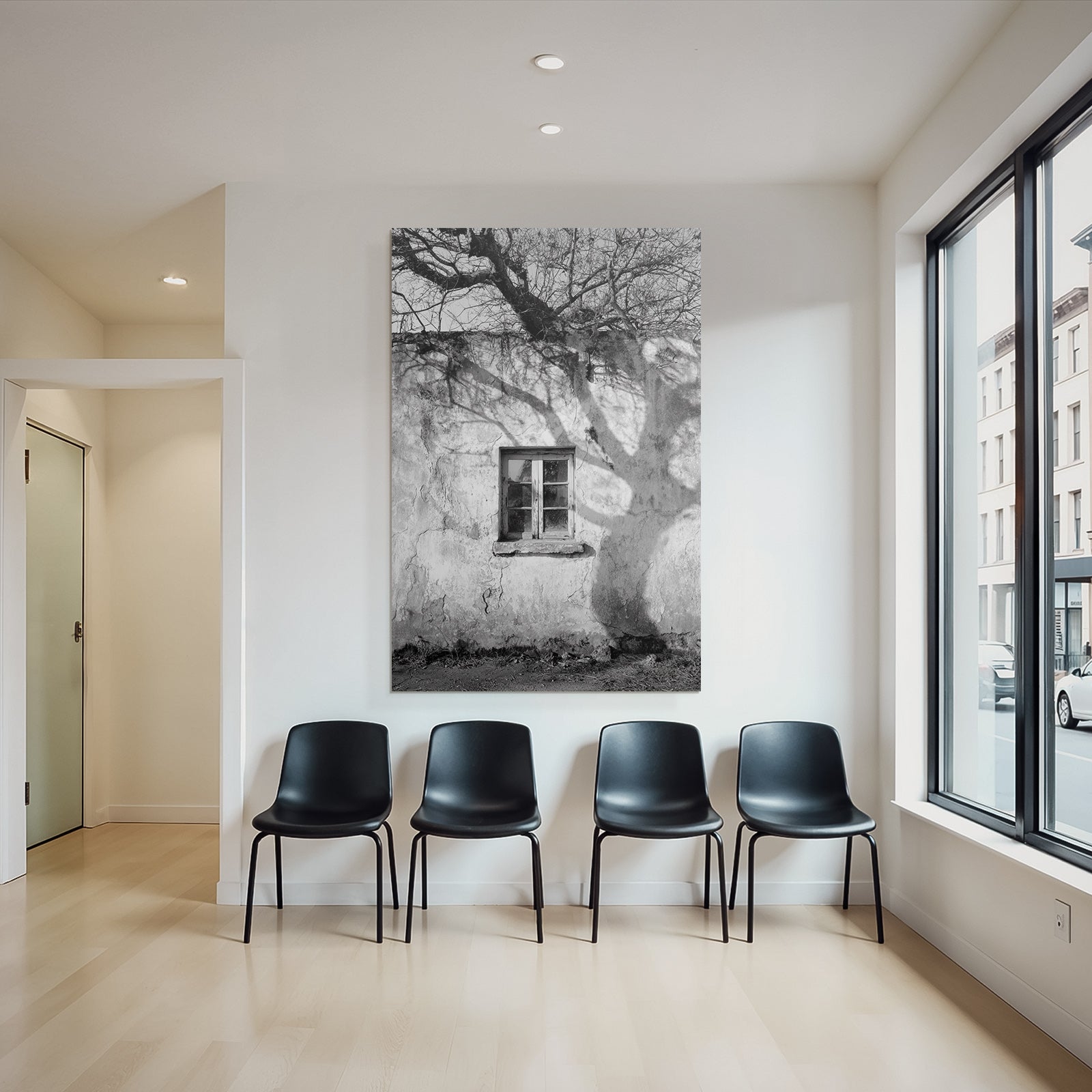 Alte Wettergegerbte Wand Mit Fenster Und Baum Schatten