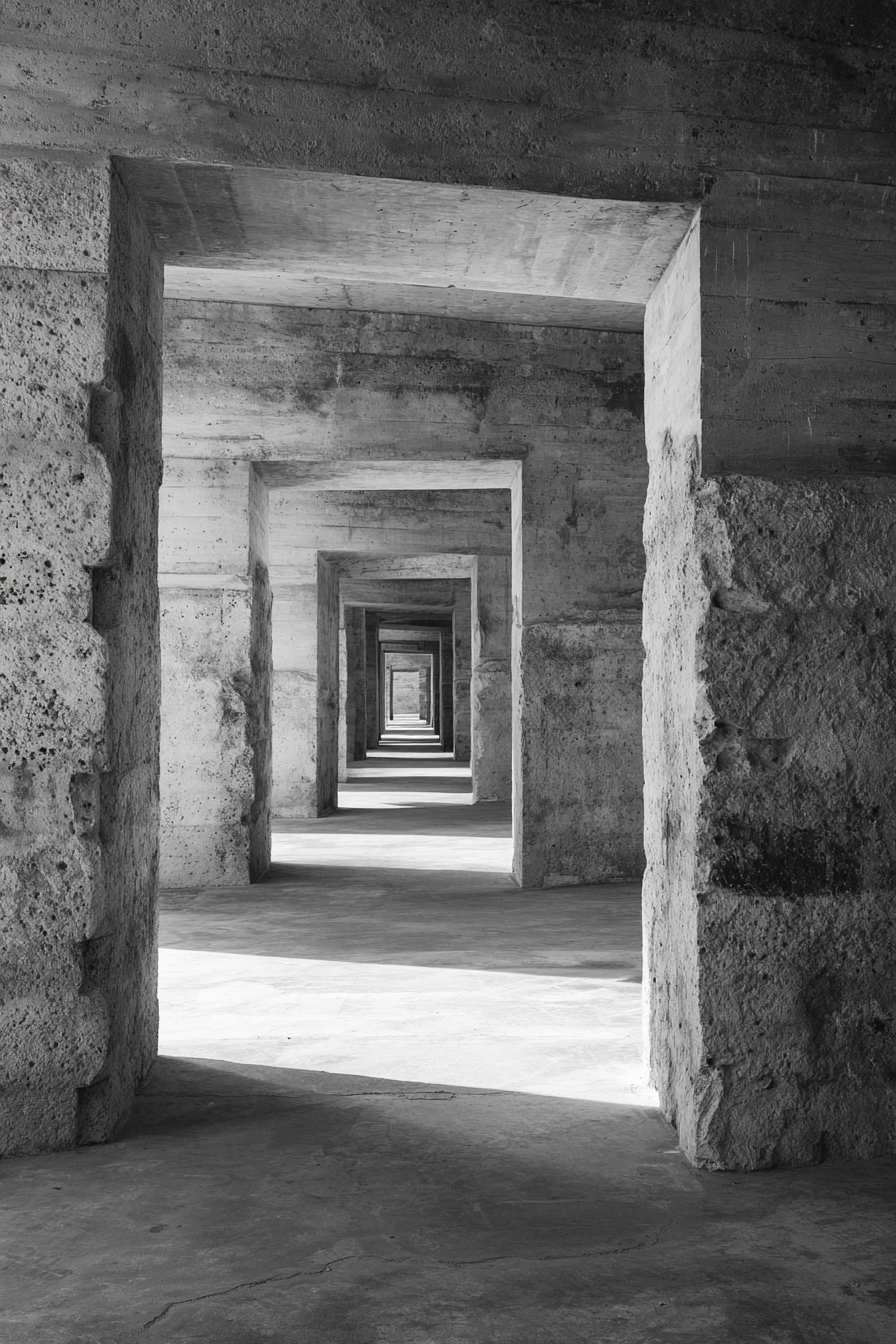 Architekturelemente Torhäuser Schwarz Und Weiss Symmetrie | Schwarz Weiss | Farbenwelten