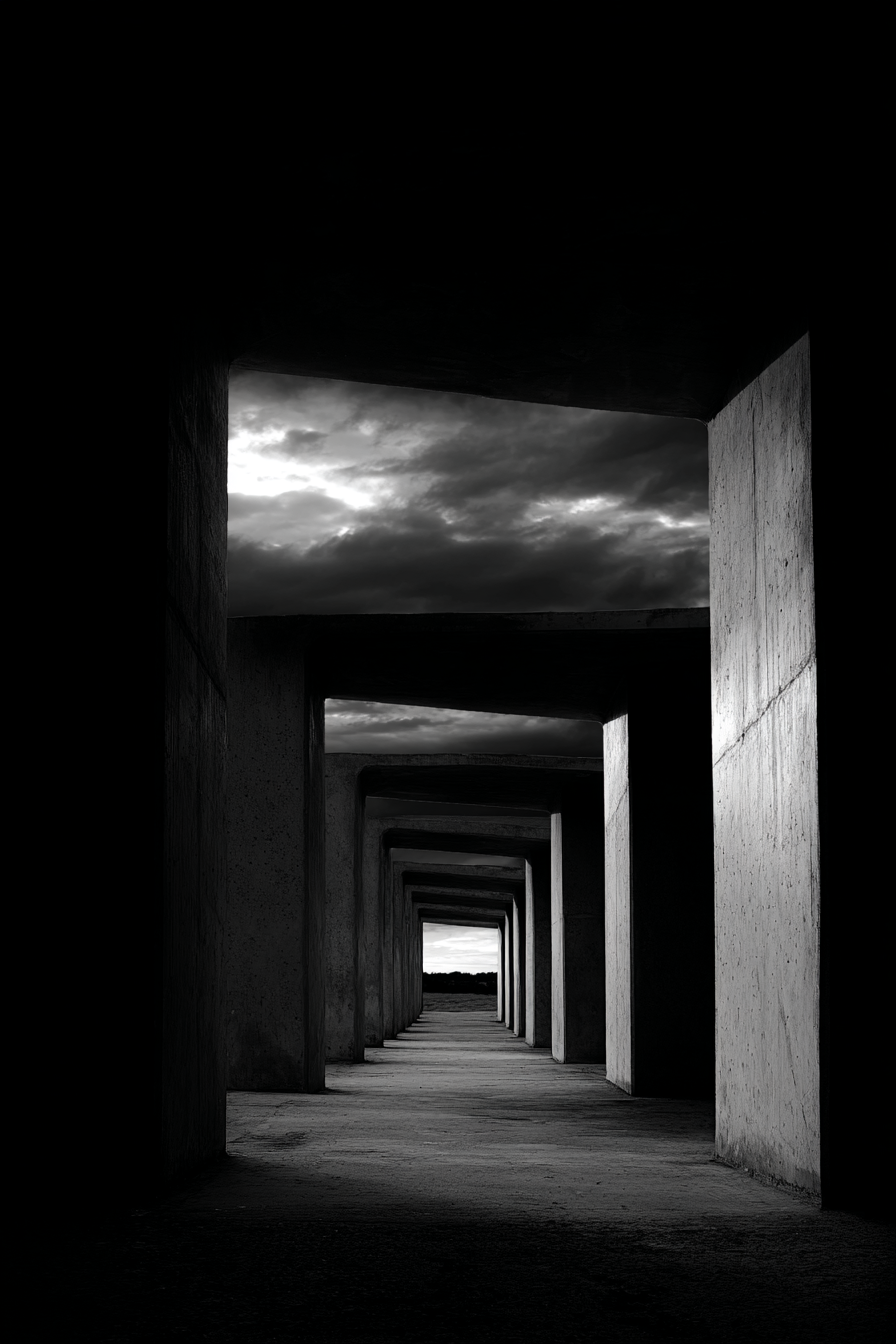 Betonbogen Tunnel Perspektive Mono Contrast Oben Unten Gebäude Landschaft | Schwarz Weiss | Farbenwelten