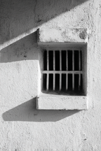 Gefängniswand Mit Gefängnisfenster Licht Und Schatten | Schwarz Weiss | Farbenwelten