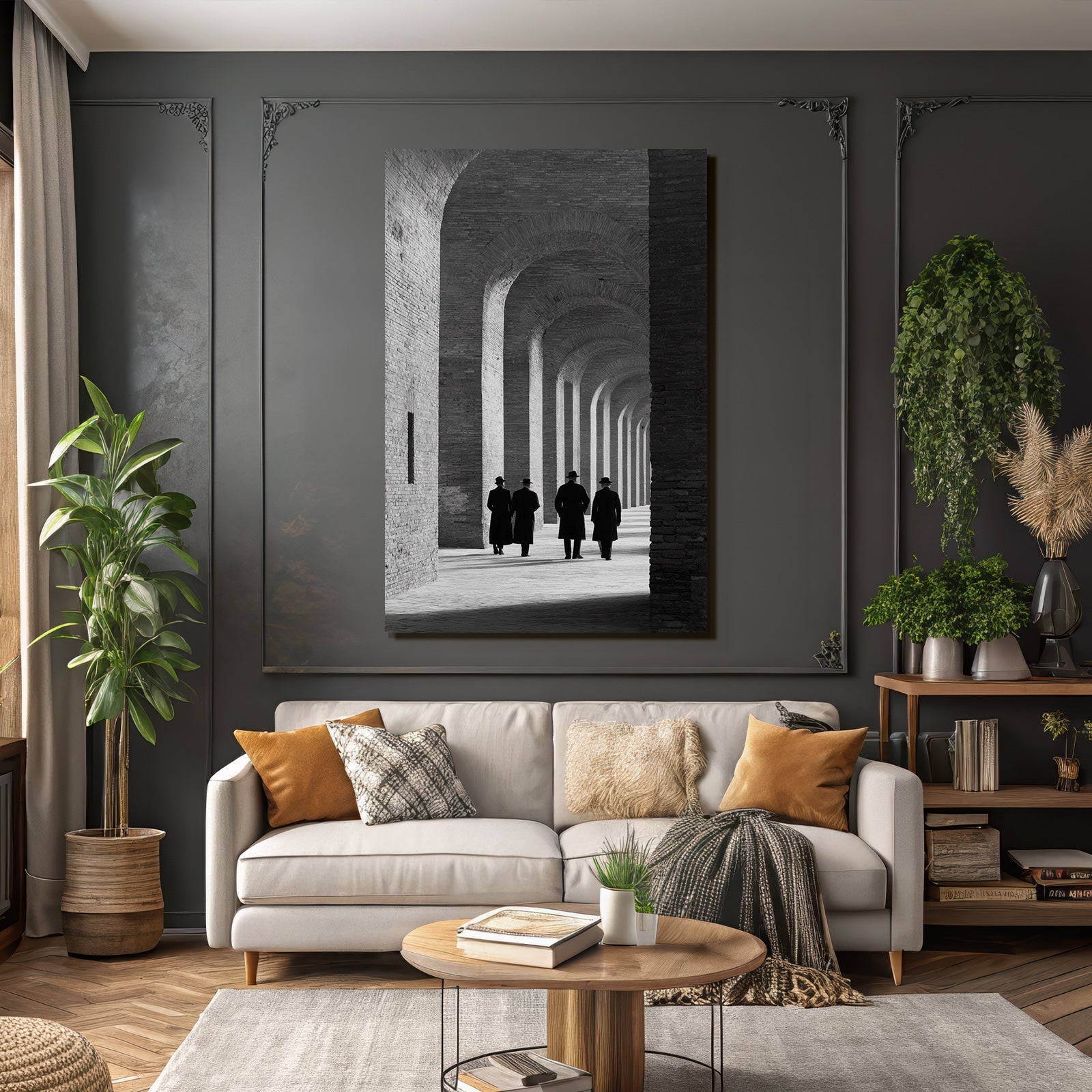 Gruppe Von Individün In Langen Mänteln Durch Architektonische Bögen Black And White