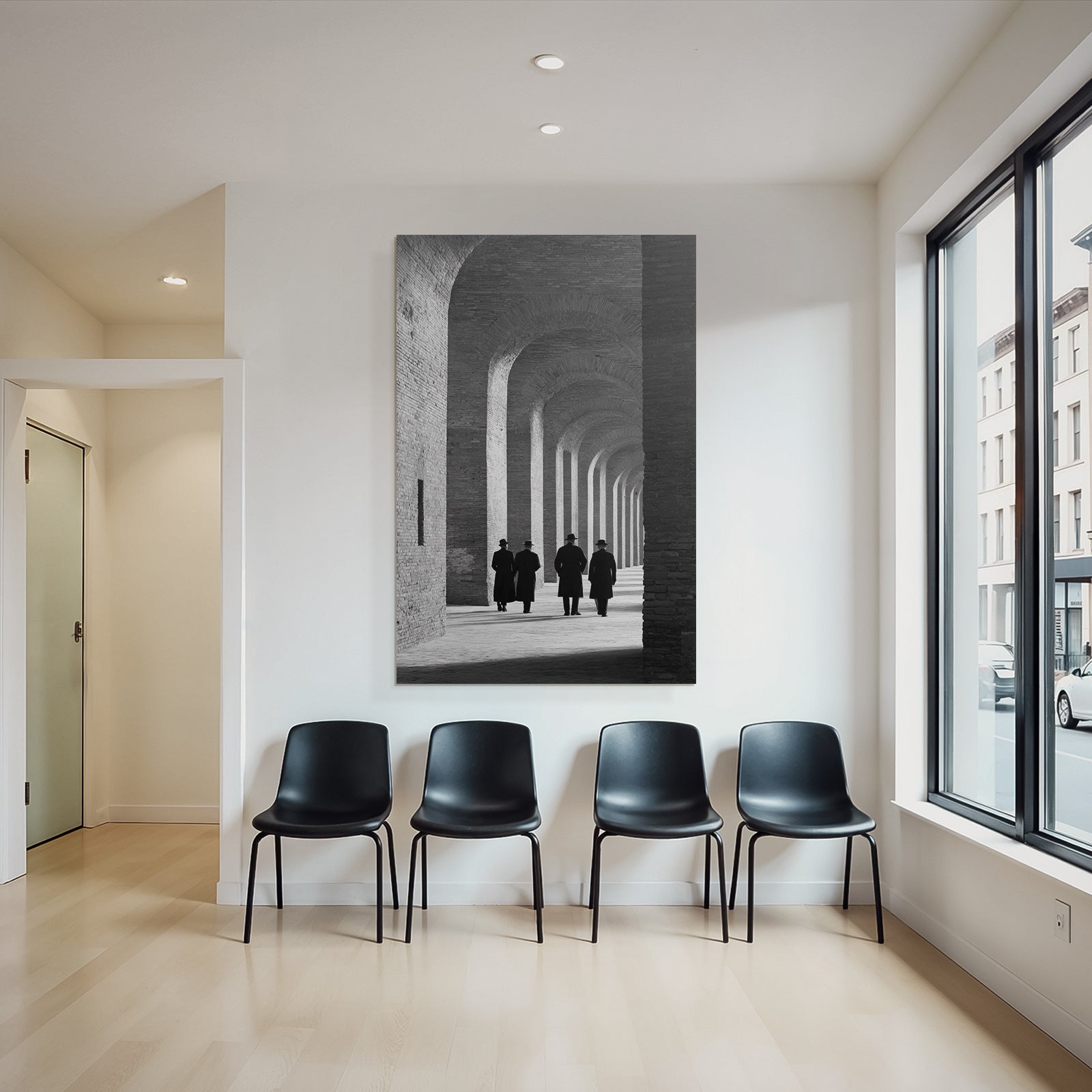 Gruppe Von Individün In Langen Mänteln Durch Architektonische Bögen Black And White