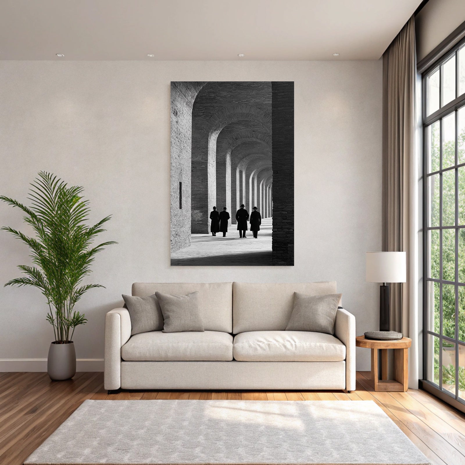 Gruppe Von Individün In Langen Mänteln Durch Architektonische Bögen Black And White