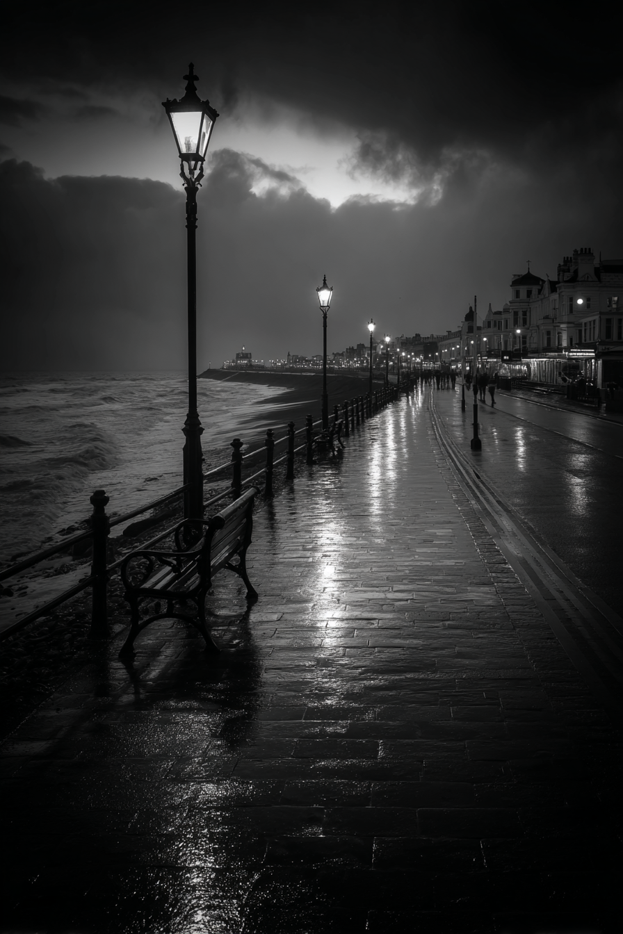 Moody Atmospheric Seaside Promenade Dusk Dawn Vintage Street Lamps Black White | Schwarz Weiss | Farbenwelten