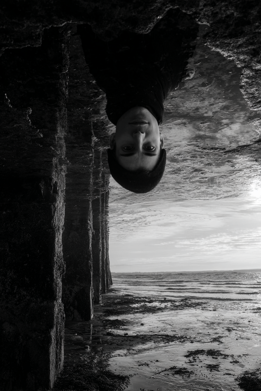 Person Unter Pier Kunstvolle Aufnahme Meer Reflection | Schwarz Weiss | Farbenwelten