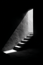 Treppe Zur Tür Mit Beleuchtung Und Dunklem Hintergrund | Schwarz Weiss | Farbenwelten