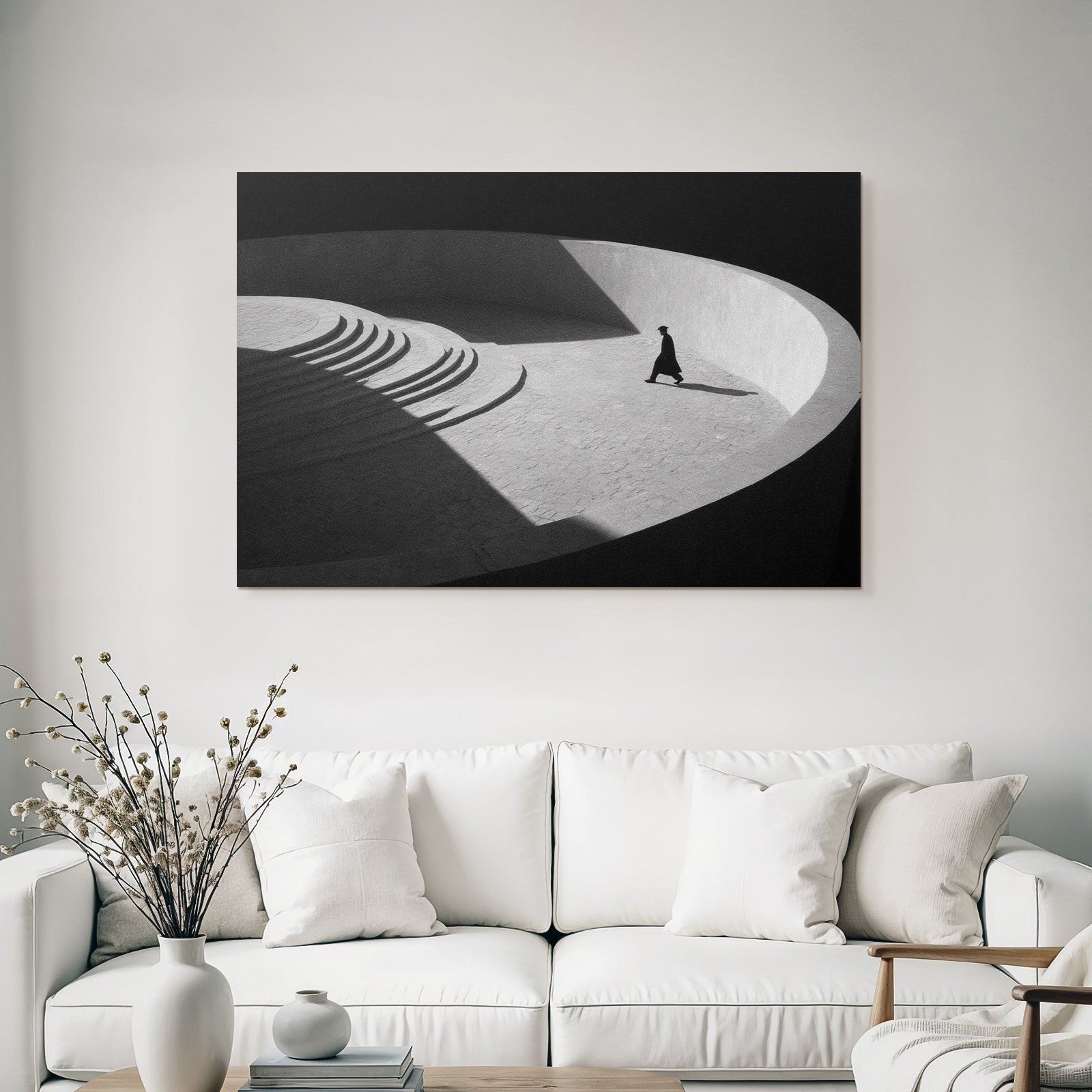 Einsame Figur In Minimalistischer Architektur