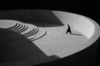 Einsame Figur In Minimalistischer Architektur | Schwarz Weiss | Farbenwelten