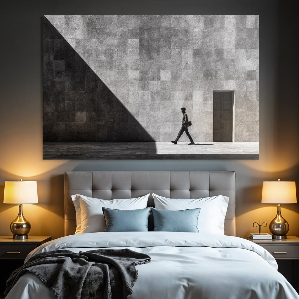 Man Geht Vor Einer Texturierten Wand Mit Einer Tür Bw Fotografie