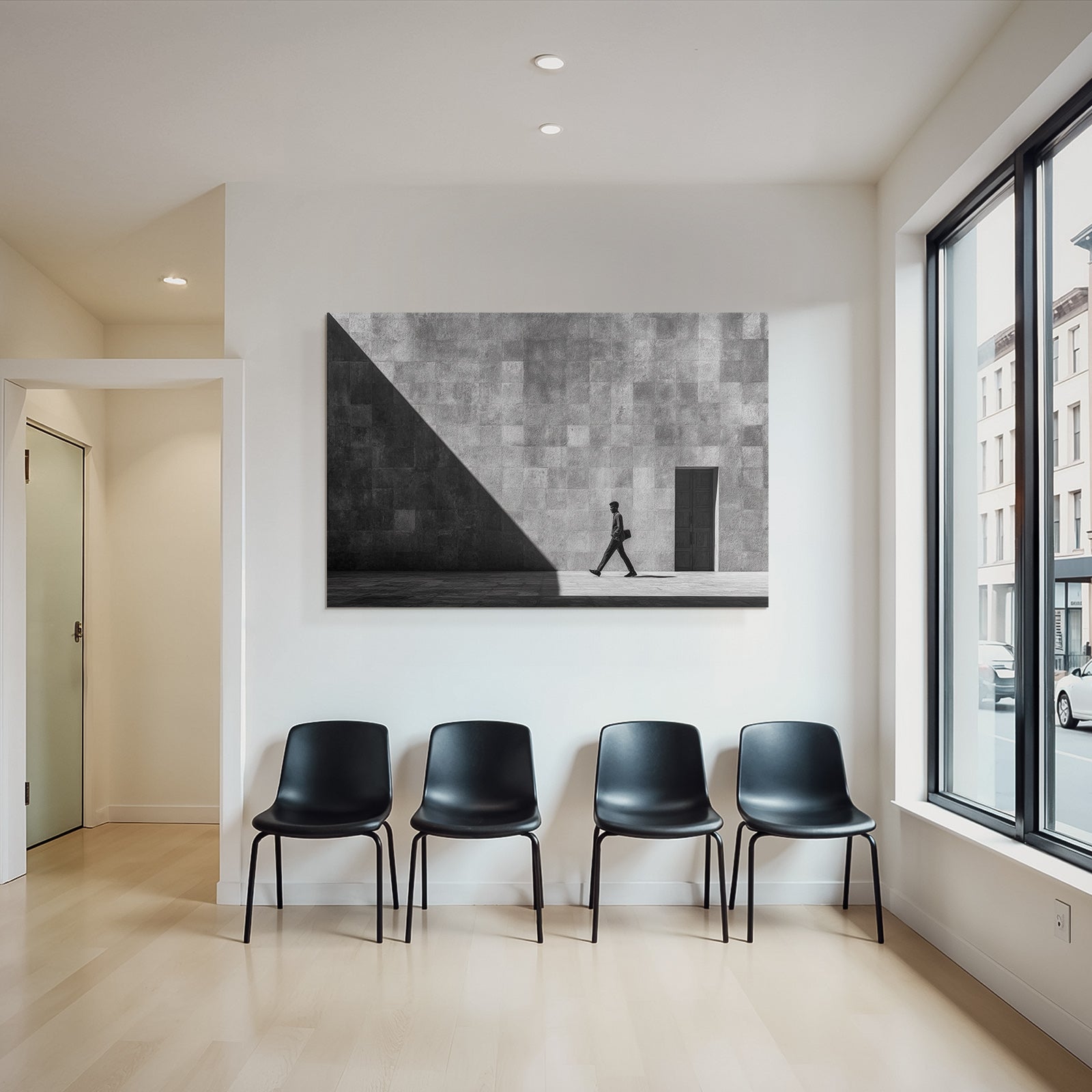 Man Geht Vor Einer Texturierten Wand Mit Einer Tür Bw Fotografie