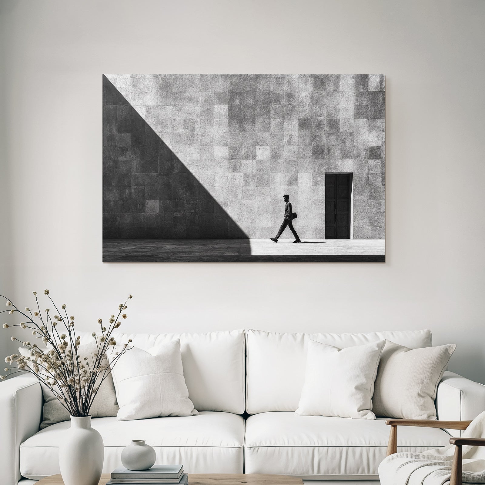 Man Geht Vor Einer Texturierten Wand Mit Einer Tür Bw Fotografie